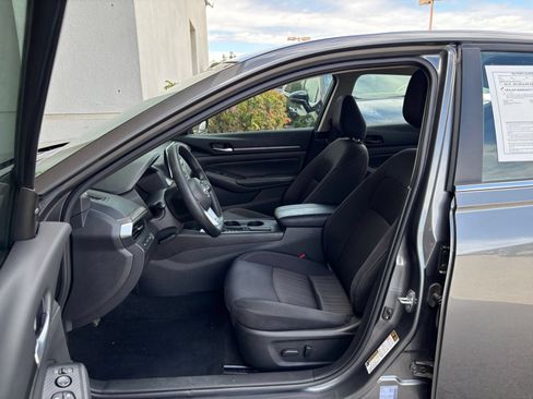 Used 2025 Nissan Altima 2.5 SV FWD image 27