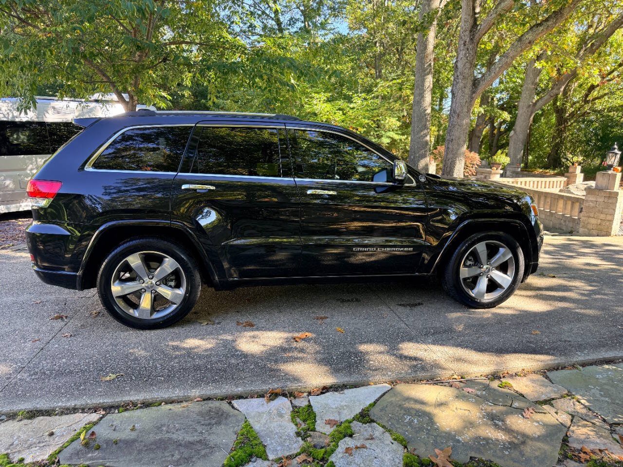 Used 2015 Jeep Grand Cherokee Overland AWD/4WD image 2