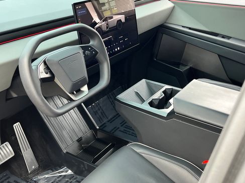 Used 2024 Tesla Cybertruck AWD Crew Cab image 28