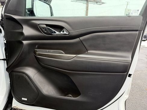 Used 2023 GMC Acadia SLT image 18