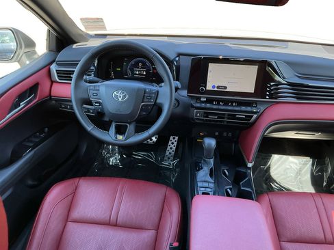 Used 2025 Toyota Camry SE w/ Convenience Package image 14