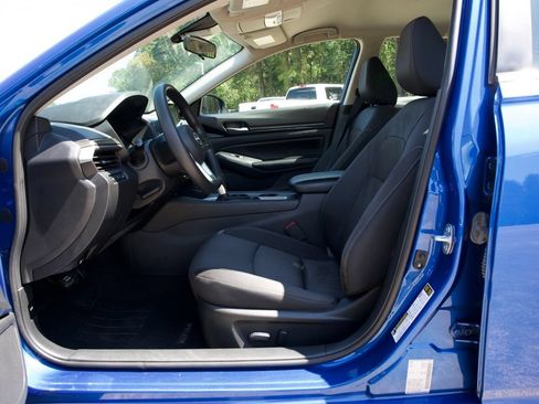 Used 2025 Nissan Altima 2.5 SV FWD image 15