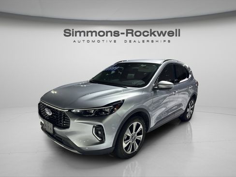 Used 2023 Ford Escape Platinum image 4