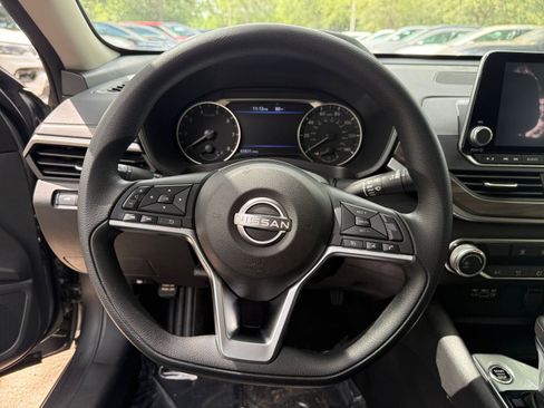 Used 2024 Nissan Altima 2.5 SV FWD image 24
