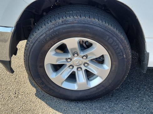 Used 2024 RAM 1500 Laramie AWD/4WD image 7