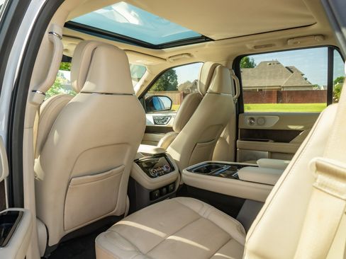 Used 2018 Lincoln Navigator Reserve AWD/4WD image 13