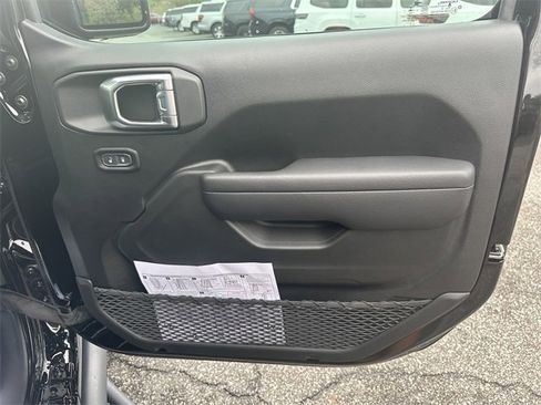 New 2023 Jeep Gladiator Rubicon w/ Cold Weather Group image 14