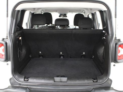 Used 2018 Jeep Renegade Latitude FWD image 19