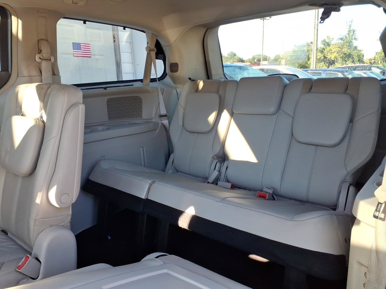 Used 2011 Chrysler Town & Country Limited w/ Trailer Tow Group FWD image 13