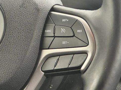 Used 2018 Jeep Grand Cherokee Altitude AWD/4WD image 15