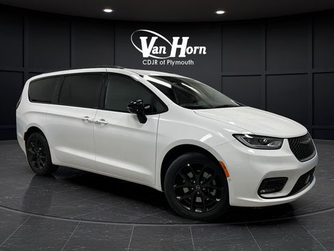 New 2026 Chrysler Pacifica Select AWD/4WD image 1