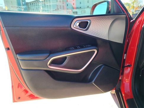 Used 2023 Kia Soul LX image 16