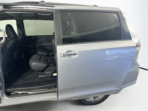 Used 2015 Toyota Sienna SE Premium FWD image 28