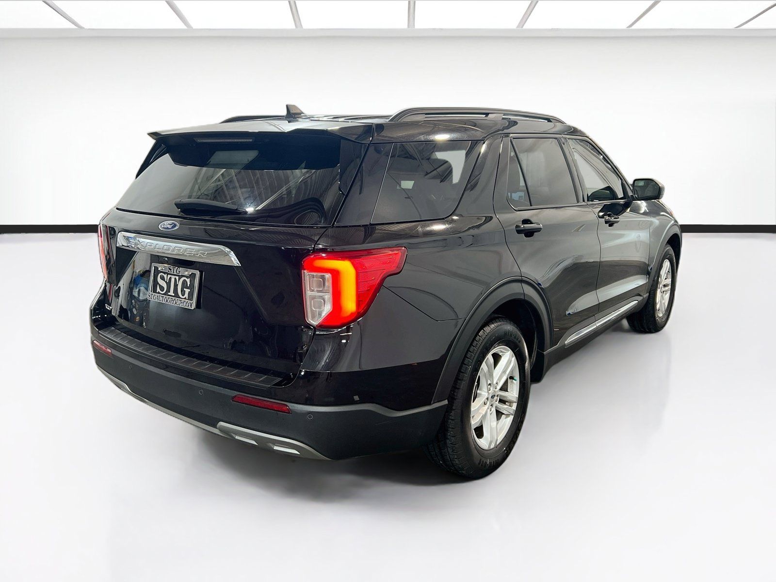 Used 2024 Ford Explorer XLT w/ Equipment Group 202A RWD image 4