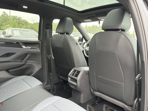 New 2026 Volkswagen Tiguan SE R-Line FWD image 17