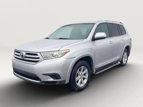 Used 2011 Toyota Highlander SE w/ Tow Pkg image 2