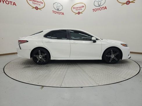Used 2019 Toyota Camry SE image 3