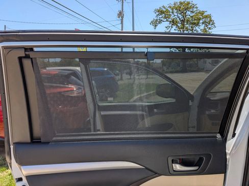 Used 2019 Toyota Highlander XLE AWD/4WD image 29