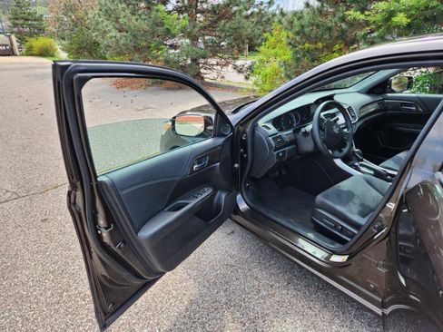 Used 2016 Honda Accord EX image 11