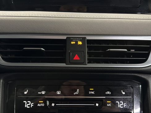 Certified 2025 Volkswagen Taos SE image 26