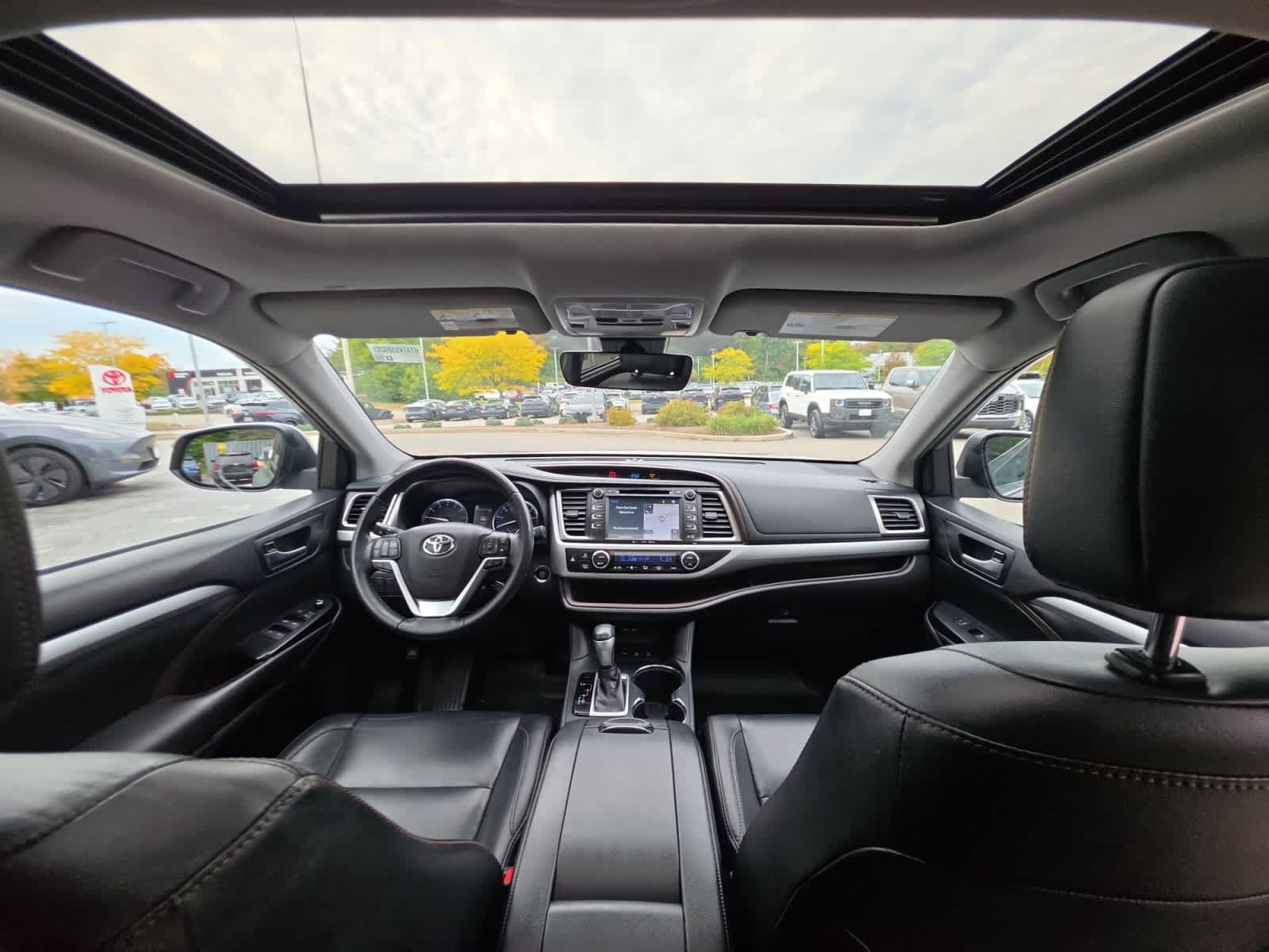 Used 2019 Toyota Highlander XLE AWD/4WD image 23