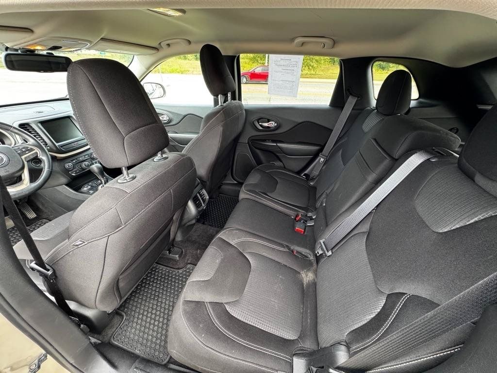 Used 2015 Jeep Cherokee Latitude w/ Cold Weather Group AWD/4WD image 12