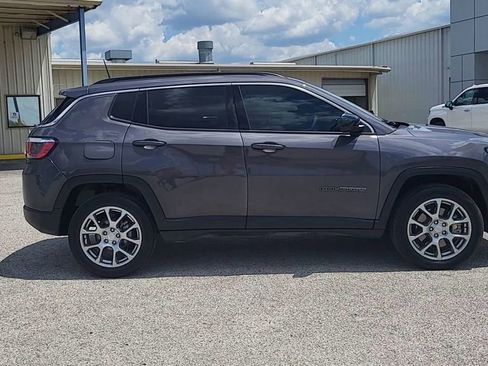 Used 2024 Jeep Compass Latitude image 9