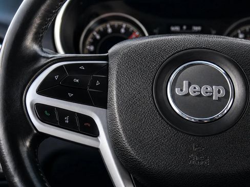 Used 2019 Jeep Cherokee Latitude Plus AWD/4WD image 12