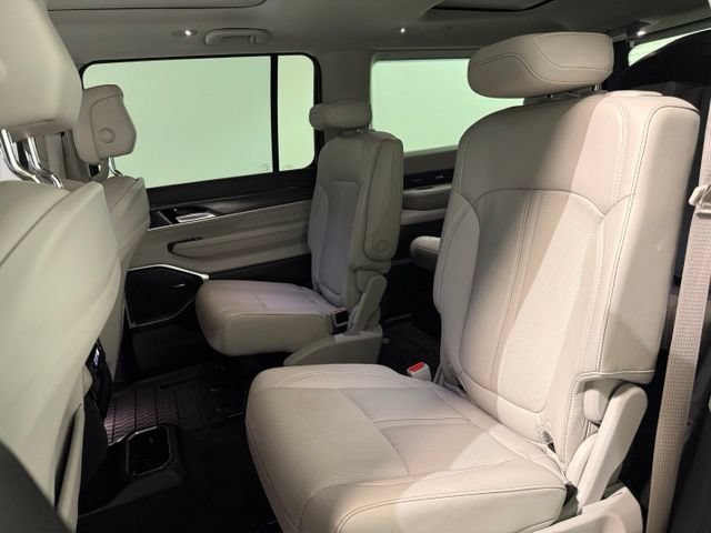 Used 2023 Jeep Wagoneer Series II w/ Premium Group I AWD/4WD image 29