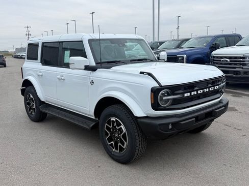 New 2025 Ford Bronco Outer Banks image 2