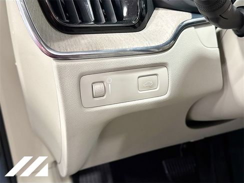 Used 2022 Volvo XC60 B6 Inscription w/ Advanced Package image 10