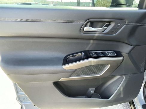 Used 2024 Nissan Pathfinder Platinum image 17