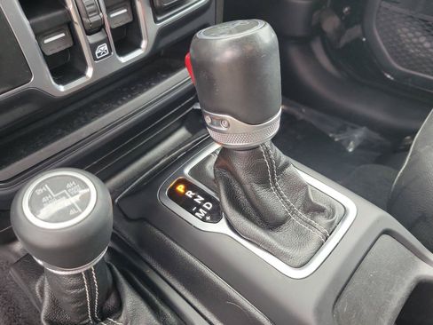 Used 2020 Jeep Wrangler Unlimited Sahara AWD/4WD image 32