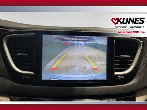 Used 2024 Chrysler Pacifica Touring-L FWD image 27