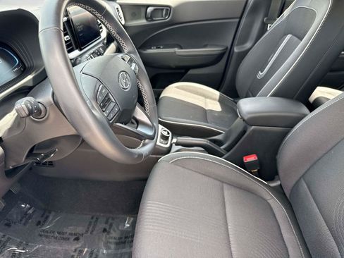Used 2025 Hyundai Venue Limited FWD image 18