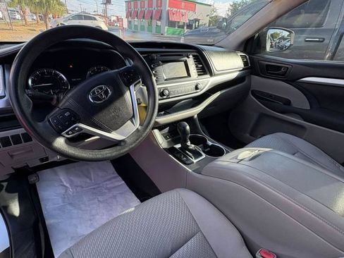 Used 2015 Toyota Highlander LE FWD image 9