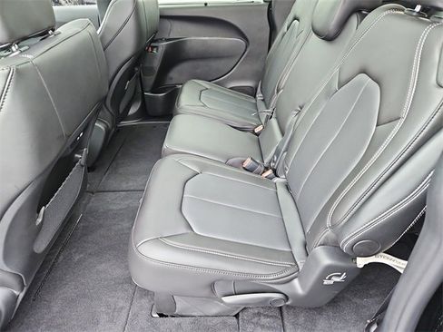 Used 2026 Chrysler Pacifica Select image 19