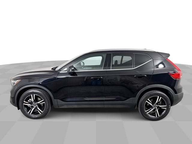 Used 2023 Volvo XC40 B5 Plus AWD/4WD image 5