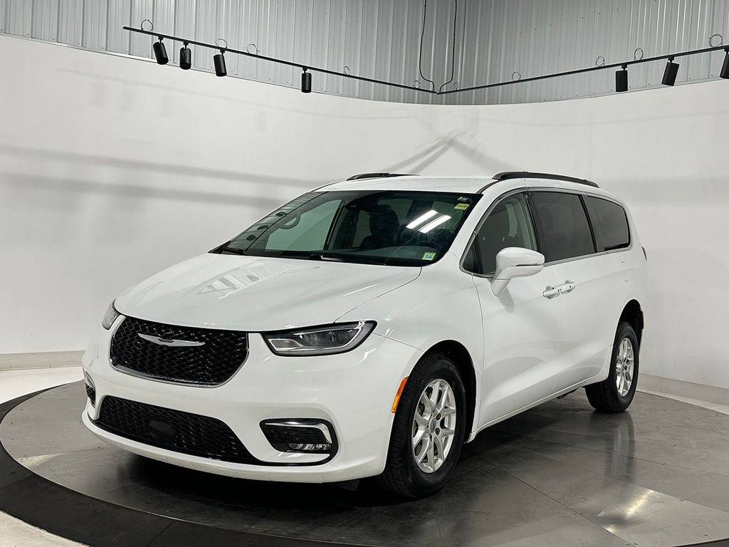 Used 2022 Chrysler Pacifica Touring-L FWD image 2