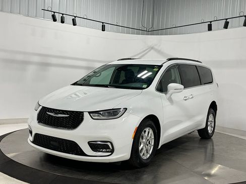 Used 2022 Chrysler Pacifica Touring-L FWD image 2