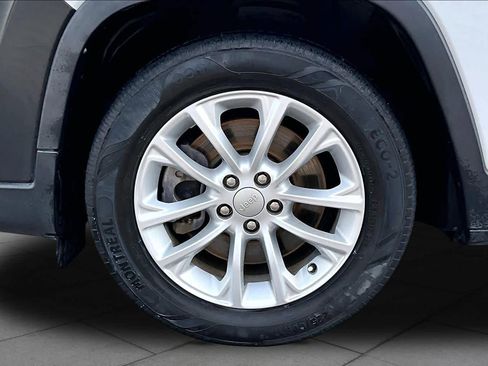 Used 2020 Jeep Cherokee Latitude image 11