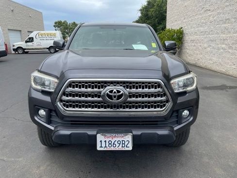 Used 2016 Toyota Tacoma TRD Off-Road w/ Premium & Technology Package AWD/4WD image 2