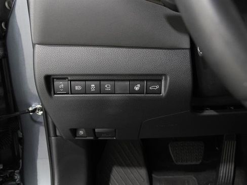 Used 2024 Toyota Venza Limited image 6