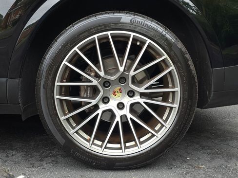 Used 2023 Porsche Cayenne Platinum Edition image 66