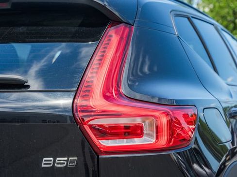Certified 2025 Volvo XC40 B5 Plus AWD/4WD image 7