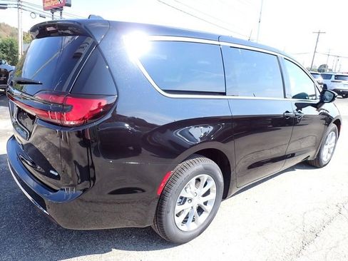New 2026 Chrysler Pacifica Select image 7