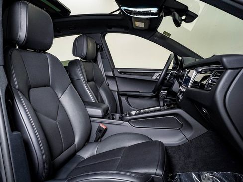 Certified 2025 Porsche Macan AWD/4WD image 15