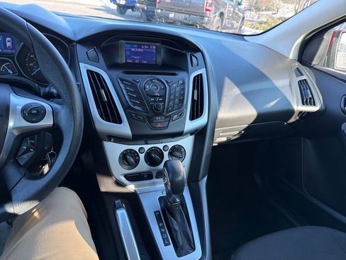 Used 2013 Ford Focus SE w/ SE Winter Pkg image 19