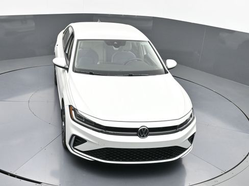 Used 2025 Volkswagen Jetta SE w/ Black Wheel Package image 29