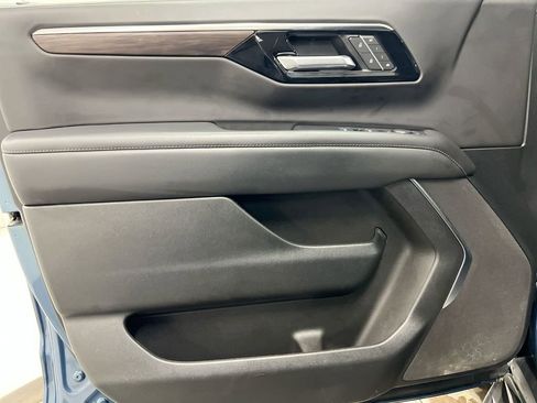 Used 2025 Chevrolet Suburban LT AWD/4WD image 21